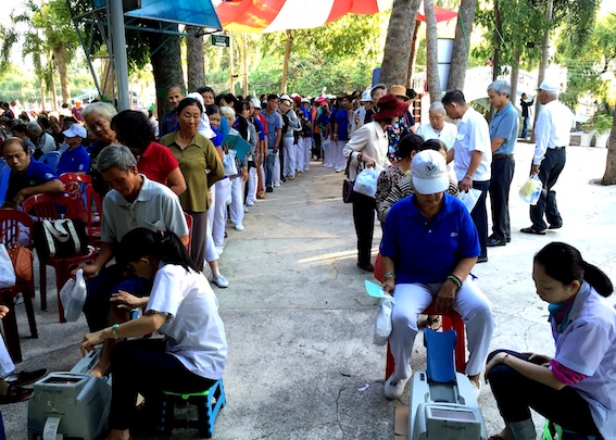 Vinamilk[-]chăm[-]sóc[-]sức[-]khoẻ[-]cho[-]hơn[-]1.000[-]người[-]cao[-]tuổi